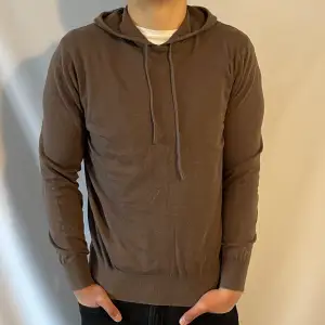 Tjena! Säljer nu denna extremt sköna hoodien som är ifrån Massimo dutti• Skick 9/10 • Storlek S• Modellen på bilden är 181cm • Vårt pris : 499kr • Hör gärna av er via pm vid frågor eller funderingar;