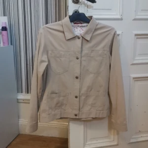 Beige jacka  - En jättefin tunna jacka för sommar stl 42 står på den men den passar S mest 