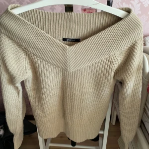 Stickad v-ringad tröja🫶🏻✨ - Säljer just nu denna otroligt mysiga och bekväma stickade toppen från Gina. Toppen är v-ringad och går att dra ner så den blir off-shoulder om man vill. Den är inte ett dugg stickig/kliar och i fint skick.🤩 Passar perfekt till hösten!!🍁🫶🏻