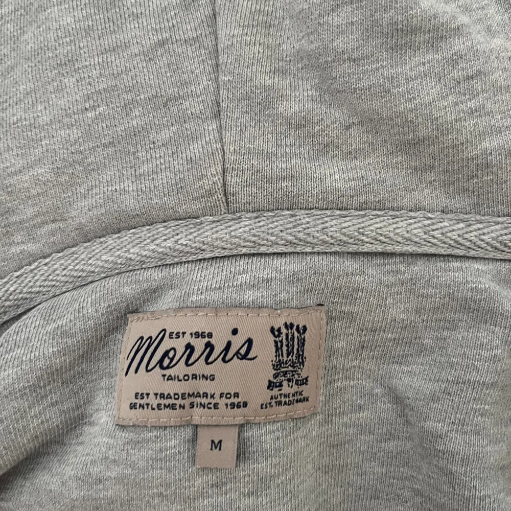 Morris zip hoodie Storlek M  Säljer pga passar ej längre  Pris: 400kr. Hoodies.