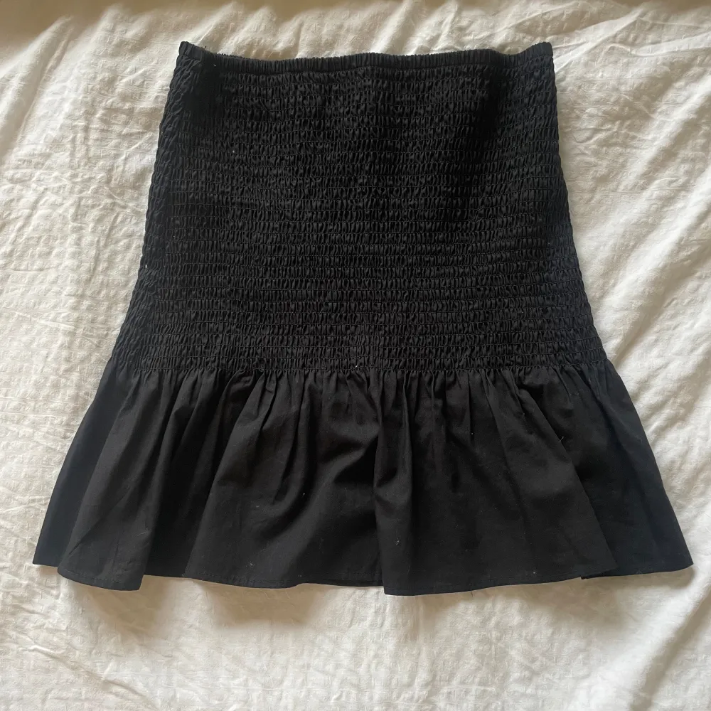 Jättesöt svart tight kjol från HM divided avdelningen. Kan också användas som topp.💗. Kjolar.