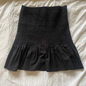 Jättesöt svart tight kjol från HM divided avdelningen. Kan också användas som topp.💗