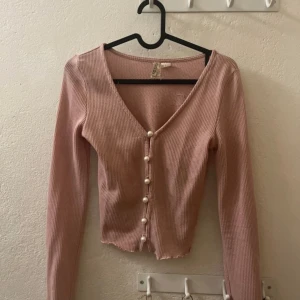 Tröja cardigan kofta pärlor  - Från HM använd men fortfarande i gott skick 