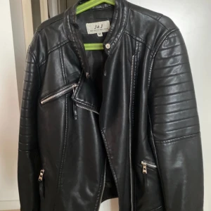 Skinnjacka  - JJ skinnjacka i bra skick! ❣️ storlek m men mindre i storleken!