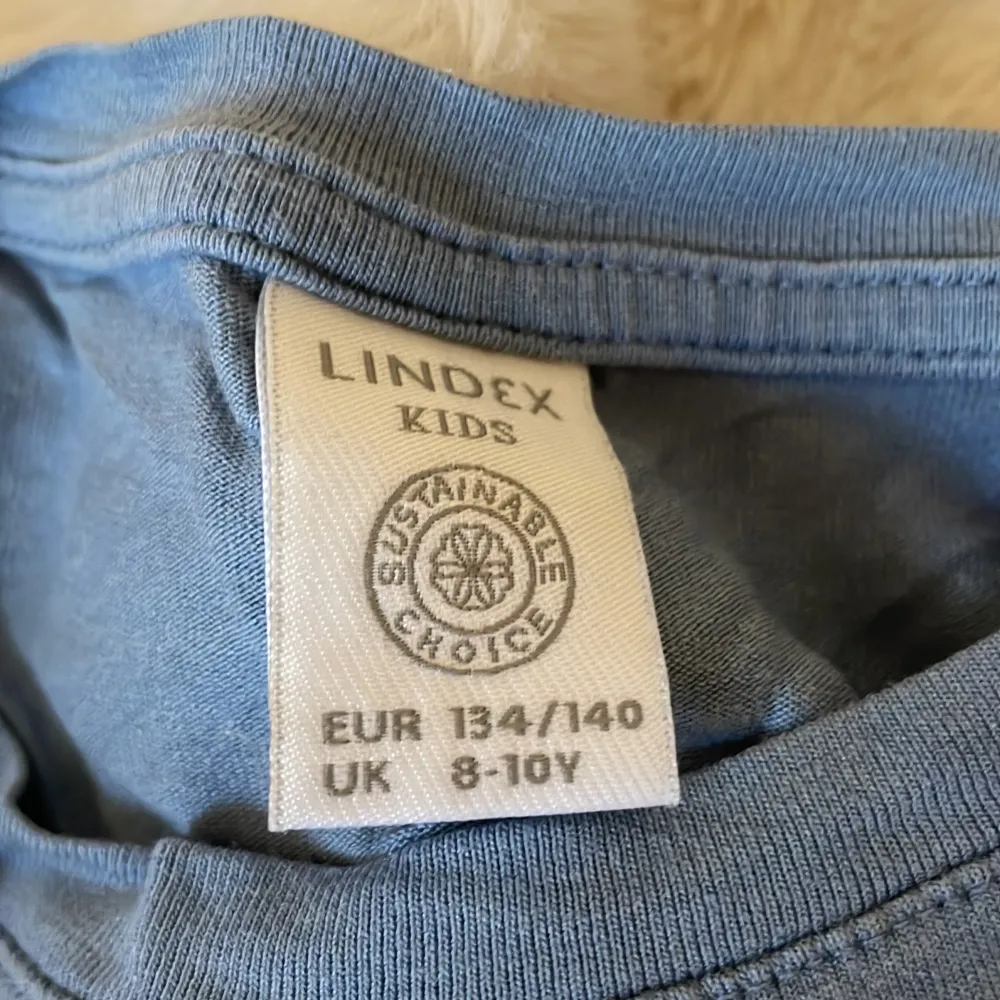 Superfin och skön t-shirt från Lindex.💞den har tappat några paljetter därav priset.💞. T-shirts.