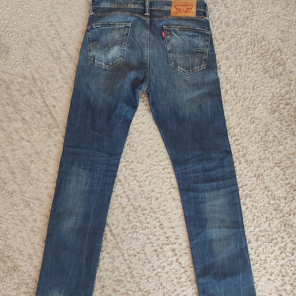 slitna levis jeans med två små hål. Pris kan diskuteras.. Jeans & Byxor.