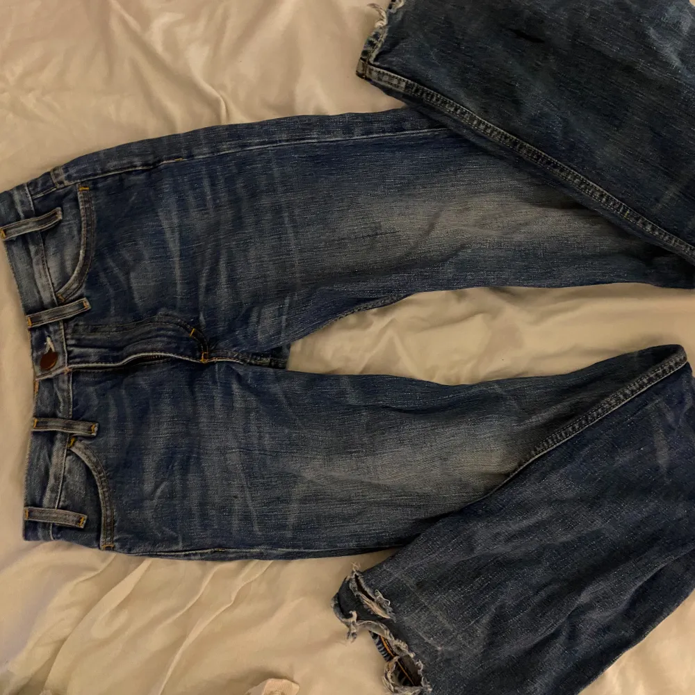 Super söta bootcut acne jeans som inte används längre. Skriv för mått och bilder🩷. Jeans & Byxor.