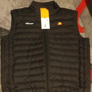 Ellese Väst - Strl XL. Aldrig använd, lapp finns kvar.