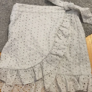 Vit somrig kjol - Jätte fin vit kort kjol ifrån shein. I bra skick, säljer eftersom den blivit för liten💕