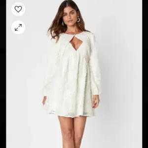 Vacker vit klänning med ”blommor”, passar perfekt som studentklänning! Helt ny, endast testad, säljer då jag hittat en annan.  Nypris på hemsidan 1000. Koftan är avtagbar!