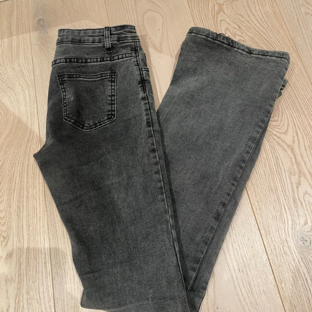 Säljer dessa gråa/ svarta jeansen pga att de inte kommer till användning längre. De är i fint skick, bara attdomcärclite slita längst ner pga att dom har varit lite för långa.. Jeans & Byxor.