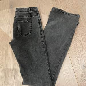 Säljer dessa gråa/ svarta jeansen pga att de inte kommer till användning längre. De är i fint skick, bara attdomcärclite slita längst ner pga att dom har varit lite för långa.