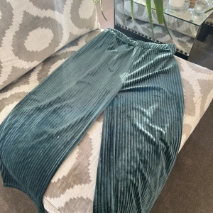 Gröna fina byxor  - Nyskick gröna glansiga byxor. 