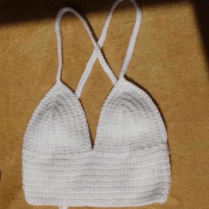 Virkad topp - Från ett instagram konto som virkar toppar. Storlek S, passar dig med B/C kupa och mindre :) Går att justera där bak💕 Aldrig använd