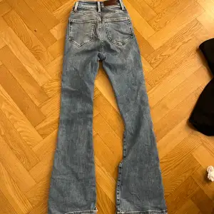 Bikbok jeans modellen peachy flare