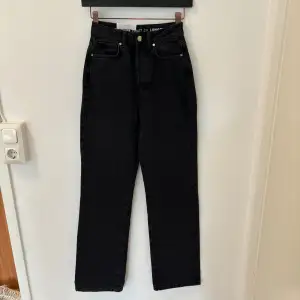 Svarta jeans, hög midja från bikbok. Modell regulator wide
