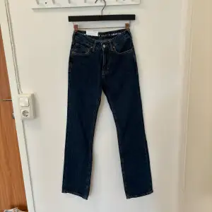 Lågmidjade jeans från bikbok, storlek 24/32