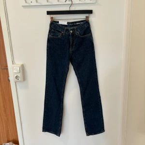 Jeans - Lågmidjade jeans från bikbok, storlek 24/32