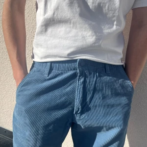 Levi’s Manchestershorts - Superfina somriga manchestershorts från Levi’s! Mycket gott skick. Märkta storlek S, modellen på bild är 1.78 och brukar bära S/M och det passar fint! Skriv vid frågor!🫶