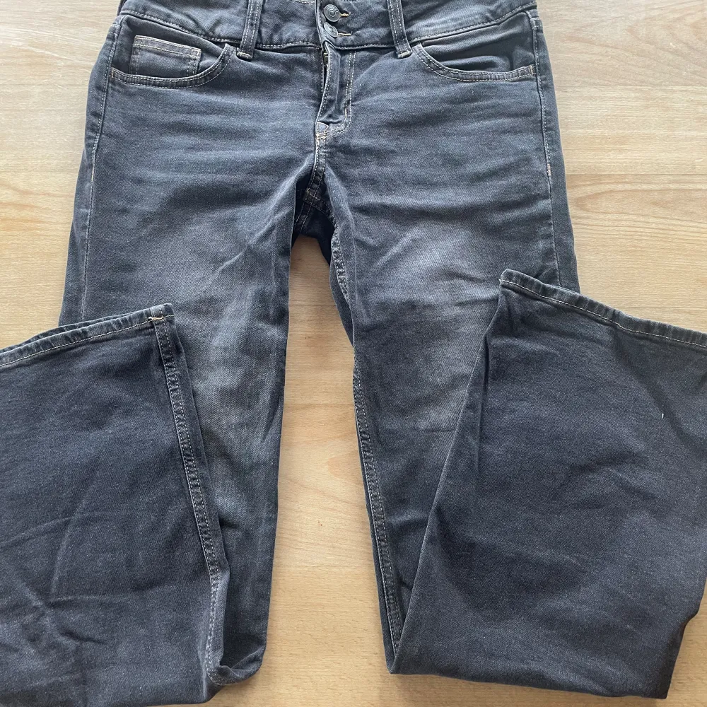 Brun gråa jeans som är ganska långa för någon som är 175. Jeans & Byxor.