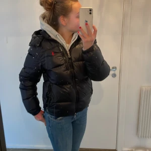 Jacka  - Jacka från ralph lauren jätte fin svart glansig kan användas på både dam och herr använd denna vintern❤️ord pris ungefär 5000kr 