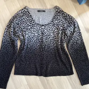  Super snygg urringad leopard mönstrad kofta med i svart och grå färg🌟 Köpt från märket George. Nyttskick! 🌟 