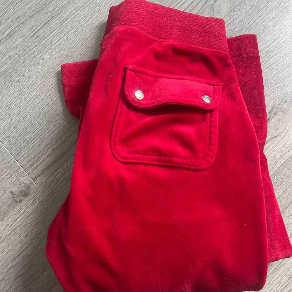  Jag vill byta min röda juicy byxor men kan även sälja de❤️De har blivit använda några gånger. Dom är i bra skick. ❤️. Jeans & Byxor.