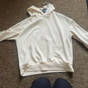 Aesthetic tröja -  Säljer denna tröjan som jag köpte när den var trendig använder inte längre är i bra skick har använt några gånger skriv Vid intresse