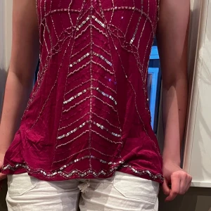 Vinröd y2k linne - Supersnyggt vinrött trekantsformad linne med paljetter, supersnygg till fest eller till vardags! 