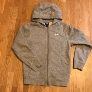 nike hoodie - säljer denna nike hoodie zipup då den är för liten för mig skick: 9,5/10 använd fåtal gånger inga skador skön priset kan diskuteras vid snabb affär