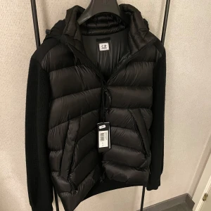 Cp Company cardigan  - En cardigan i gott skick, lite varmare och tjockare. Så gott som ny, 9/10. Köpt på Wallenbergs i Umeå.