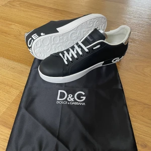 Dolce & Gabbana skor + Dustbag - • Storlek 43 • Helt sprillans nya  • Oanvända  • Fick dom för ett par dagar sen och dom var för stora för mig PRIS KAN DISKUTERAS