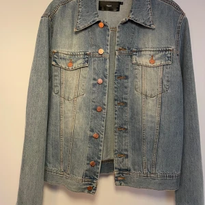 Filippa K Jeansjacka - Storlek Small herr.  Knappt använd
