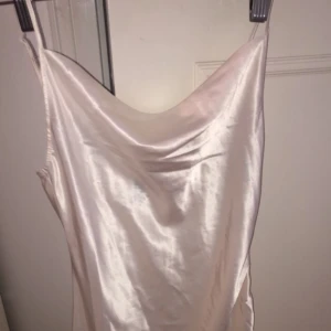 Vit klänning - Vit klänning oklart från var säljer för den ej används💗