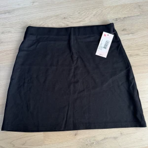Kjol - Helt oanvänd kortkjol från Nelly i storlek M, lapp finns kvar🖤