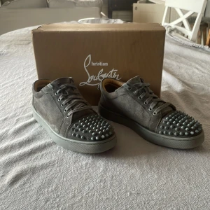 Feta skor - Christian Louboutin skor Skit 7/10 4 taggar har låstnat men de märks knappast Ingår dustbag och låda   Pris kan diskuteras 