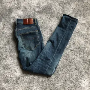 Säljer dessa Tiger Of Sweden jeans. De är storlek 28/32 och modellen är evoulve. Kontakta vid minsta lilla fråga💫