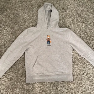 Maison kitsune hoodie - Säljer denna riktigt feta hoodien då jag tycker den var aningen för liten på mig som är runt 188 - helt ny enbart testad - hör av dig vid funderingar!