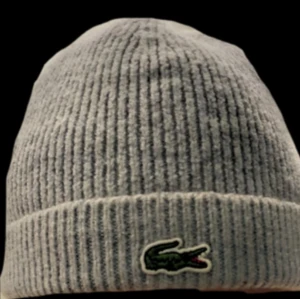 Lacoste - Perfekt scick har används bara 1 gång tvättad o ren passar 12-20 års ålder