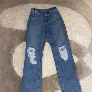 Blå jeans - Helt oanvända och nytt skick!! Från NA-KD i storlek 36/S. Säljer för att dem är alldeles för långa för mig, ca 160cm💘nypris:300kr mitt pris: 150kr