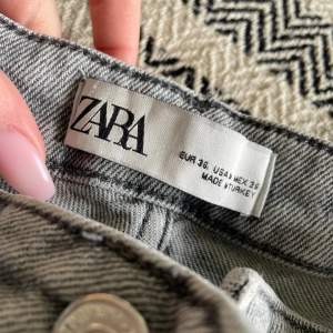 Hej! Säljer mina gråa Zara jeans då dom inte passar mig längre. Dom är i jätte fint skick, de har hål på knäna och är i strl 36☺️jag använder mig inte utav köp nu funktionen så ingen klickar på den