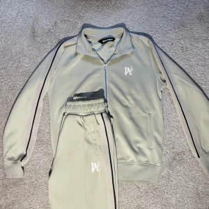 Palm Angels tracksuit beige  - Skick 10/10 på min beiga Palm angels dress som har använts fåtal gånger