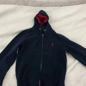 Ralph lauren zip - I nyskick. Han inte använda den så länge innan jag växte ut den. Är i storlek M. Pris kan diskuteras! Kom pm för mer bilder.
