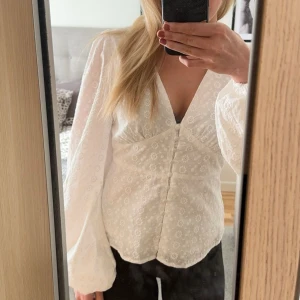 Blus - Säljer denna blus från VILA! Helt oanvänd, lappen sitter kvar. Storlek 38. Nypriset är 650kr men jag säljer för 459kr!