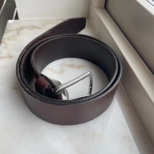 Hugo Boss | Läder Bälte - Säljer nu detta snygga läder bälte från Hugo Boss i storlek 85. Köpte för 800kr  Bra skick finns fåtal tecken på användning Hör gärna av dig vid funderingar! 