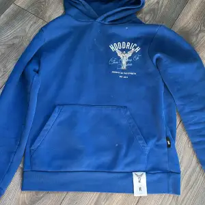 Hoodrich blå small hoodie använt 3gånger original pris 1200 men säljer för 400