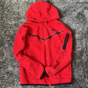 Röd Nike tech fleece. - Den är i bra skick, bara använd ett fåtal gånger