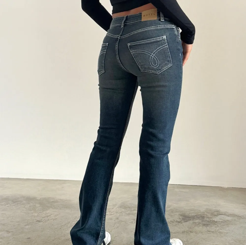 Skitsnygga lågmidjade bootcut jeans från motelrocks i strl W24 L32. Använd fåtal gånger men säljer pga ej min stil. Köpt för 756kr men säljer för 500kr. . Jeans & Byxor.