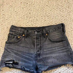 Jeansshorts Levis  - Säljer dessa jättefina jeansshorts då dem är för små för mig. Sitter jättefint och är inte alls slitna. 🌟