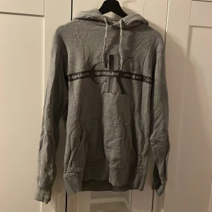 Grå hoodie - Den är i bra skick men använd några gånger. 